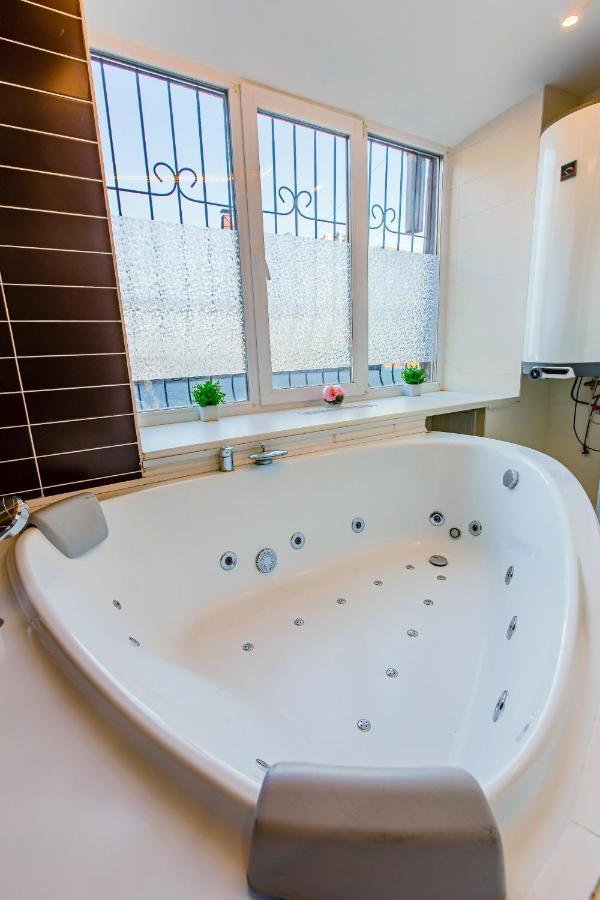 Big Jacuzzi , Sauna , Khreshchatyk apartments Kiev Bagian luar foto